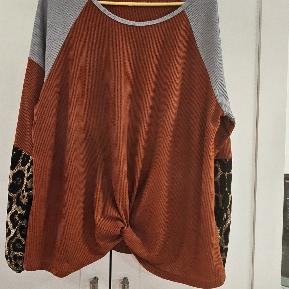 Leopard Sleeve Twist Knot Top - Rust and Gray